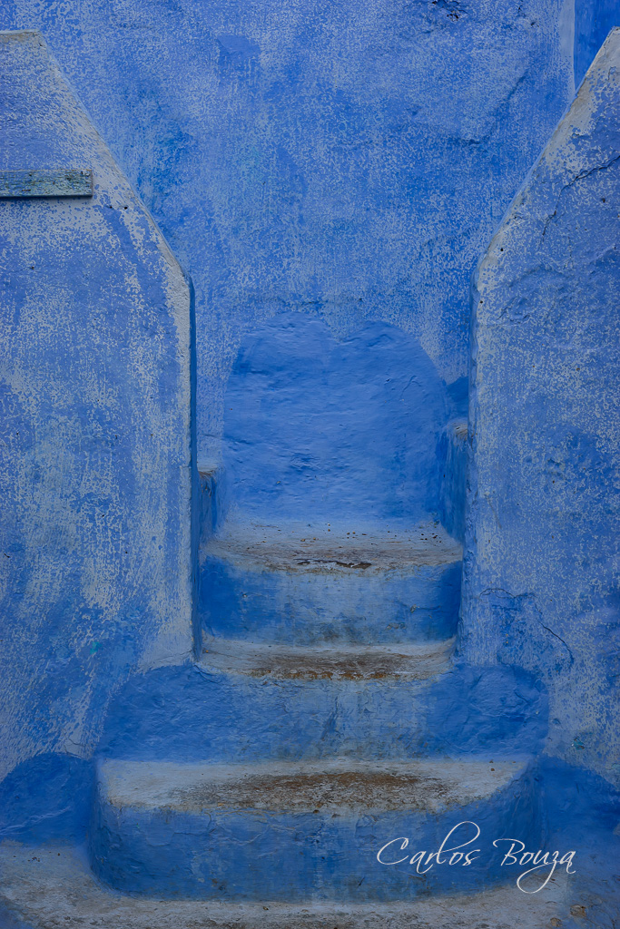 Escalera de tonos azules